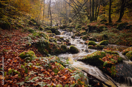 Obraz na płótnie la cascade de Brisecou à Autun en automne, une magnifique cascade en forêt aux c