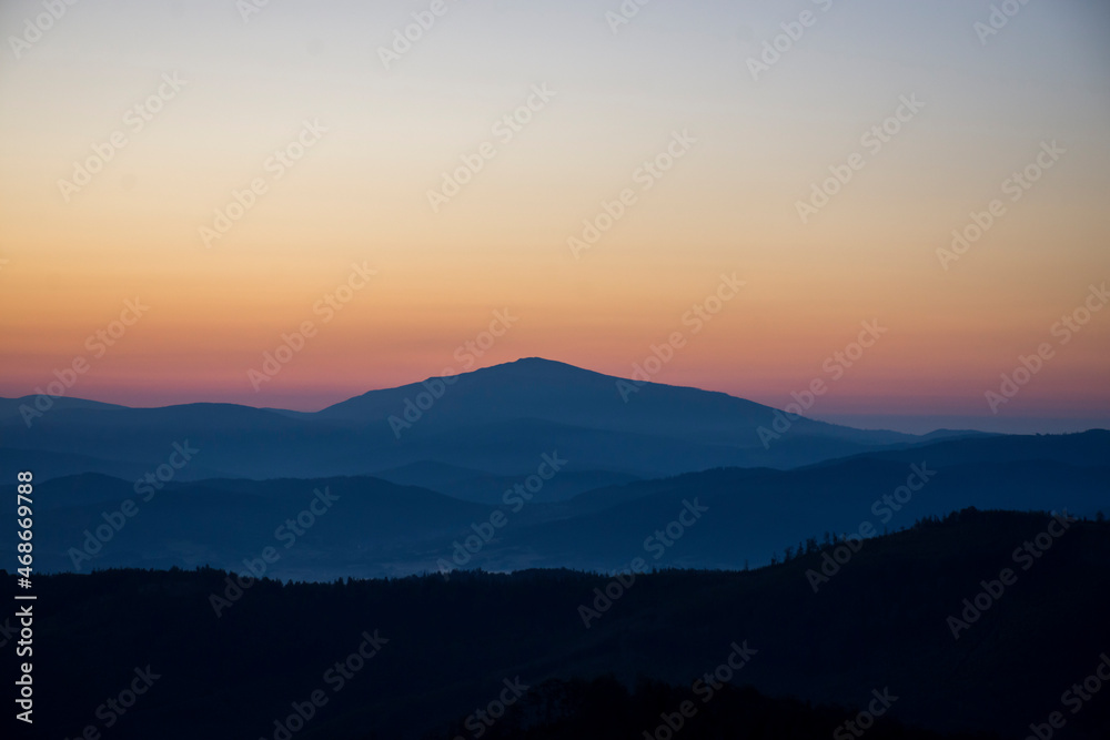 Szczyt góry w kolorach wschodu słońca w Beskidach - Mountain top in the colors of sunrise in the Beskids