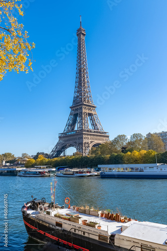 Paris, the Eiffel Tower, with houseboats on the Seine in autumn  © Pascale Gueret