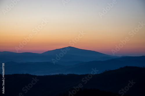 Szczyt góry w kolorach wschodu słońca w Beskidach - Mountain top in the colors of sunrise in the Beskids