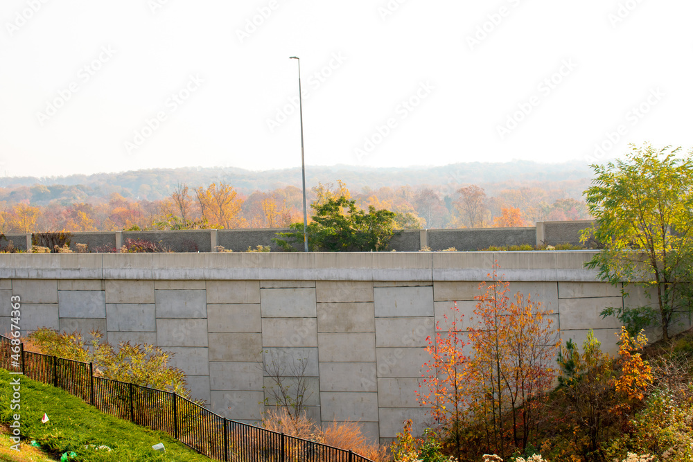 Obraz premium Highway overpass divider wall with trees
