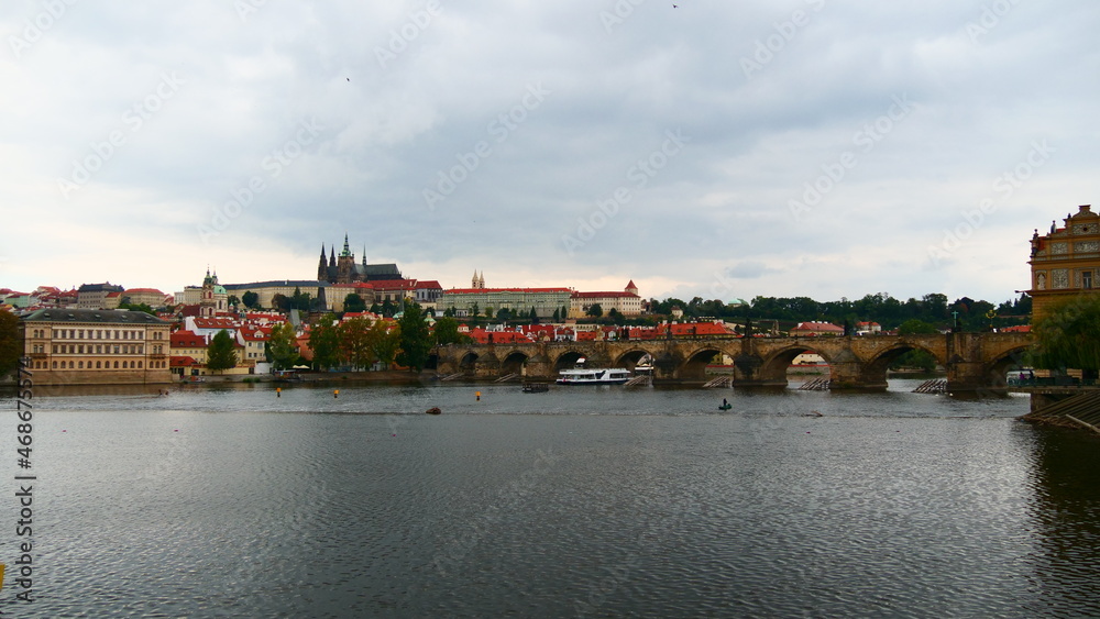 Prag, Tschechien: Die Karlsbrücke bei schlechtem Wetter