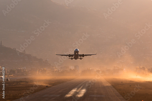 Avión despegando al atardecer, Aeropuerto Internacional Alejandro Velasco Astete, Cusco, Peru