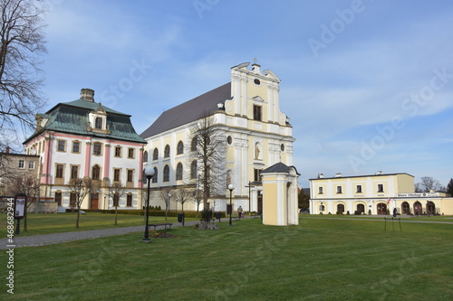 Klasztor, Pocysterskie Opactwo w Krzeszowie, na Dolnym Śląsku, Dom opata i kościół św. Józefa 