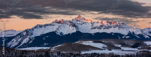 Photo Scenic winter landscape with sunrise light on the snowcapped San Juan Mountains