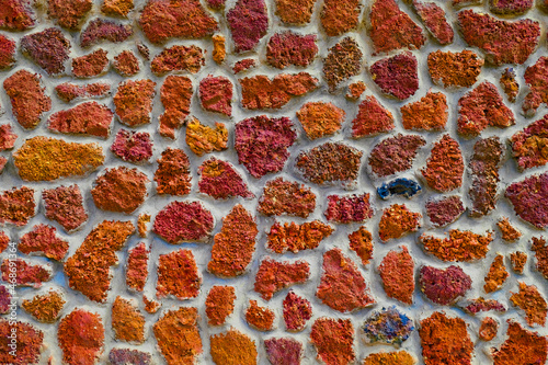 Foto A wall with a pattern of bright red lava stones.