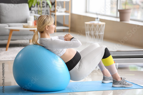 Sporty pregnant woman train...