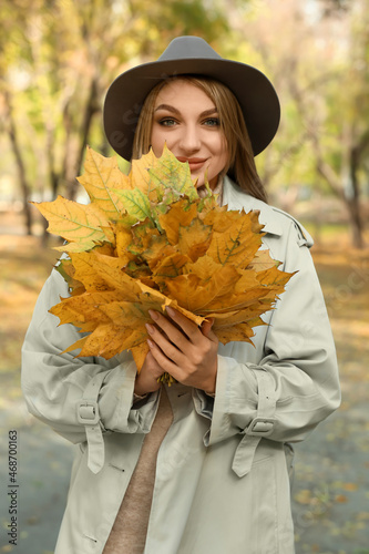 Fashionable smiling woman w...