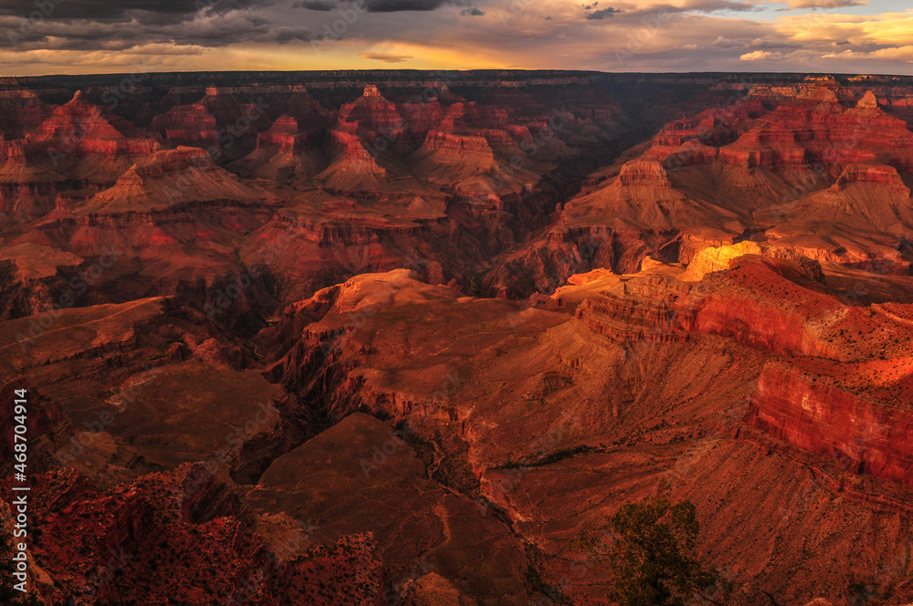Spectacular sunset from the South Rim of the Grand Canyon National Park, Arizona, Southwest USA
