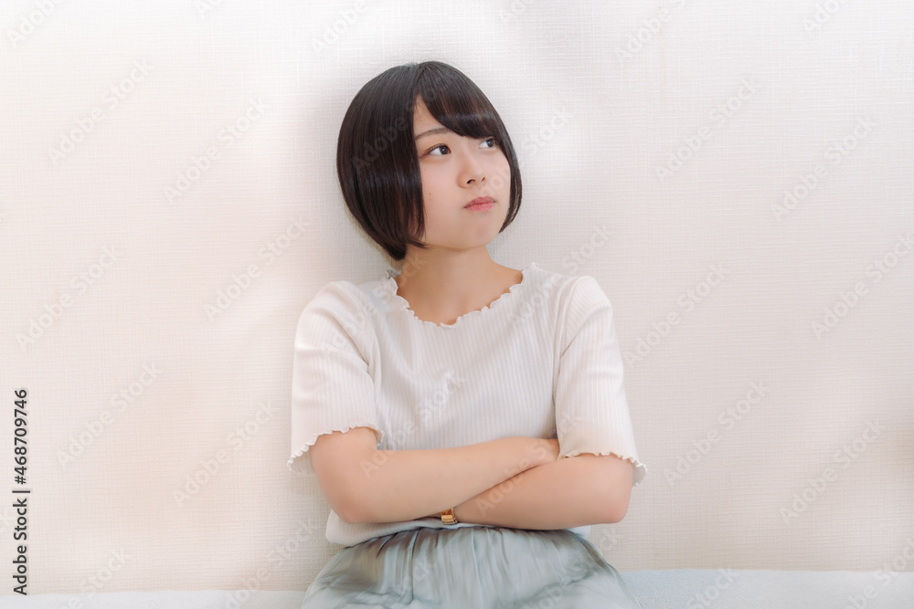 怒って腕を組む女性 怒って腕を組む女性