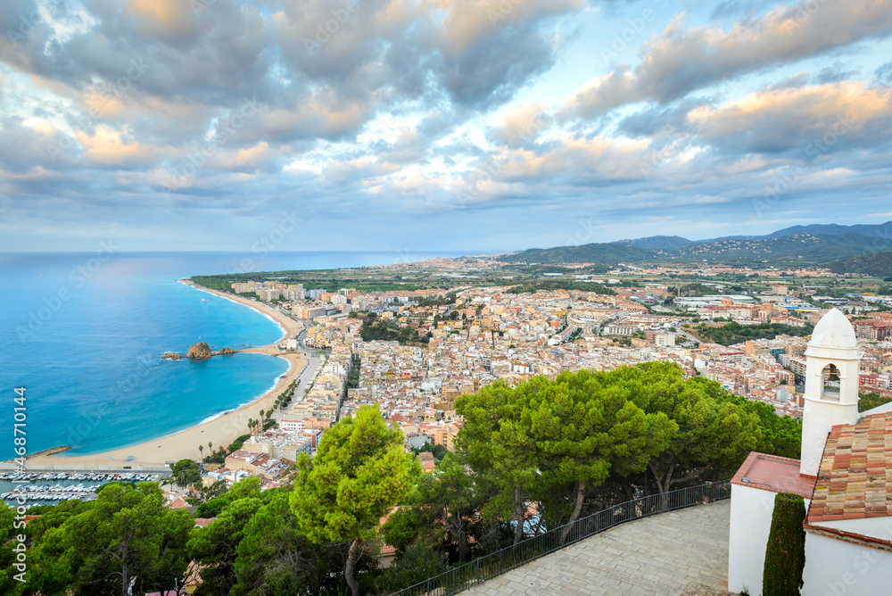 Obraz premium Plage et ville de Blanes vu depuis le chateau de Sant Joan