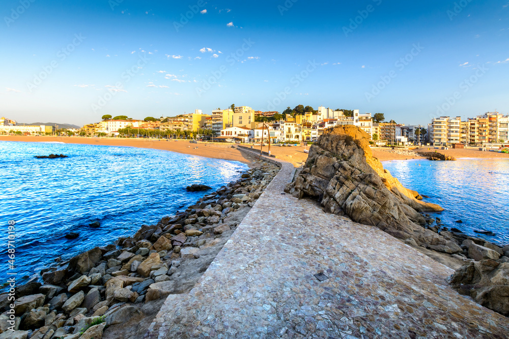 Ville et plage de Blanes au matin depuis le rocher Sa Palomera en Espagne