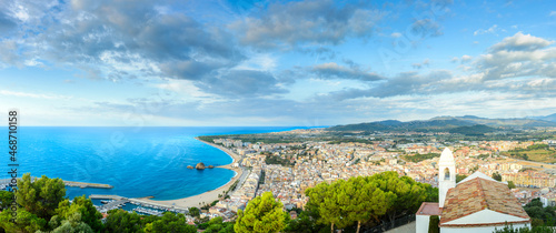 Plage et ville de Blanes vu depuis le chateau de Sant Joan