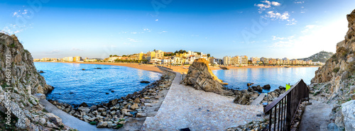 Ville et plage de Blanes au matin depuis le rocher Sa Palomera en Espagne
