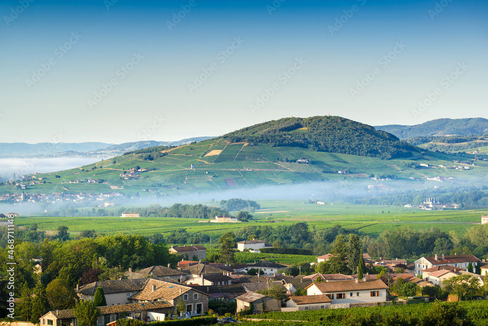 Le Mont Brouilly, et les villages de Cercié et Morgon, Beaujolais, France