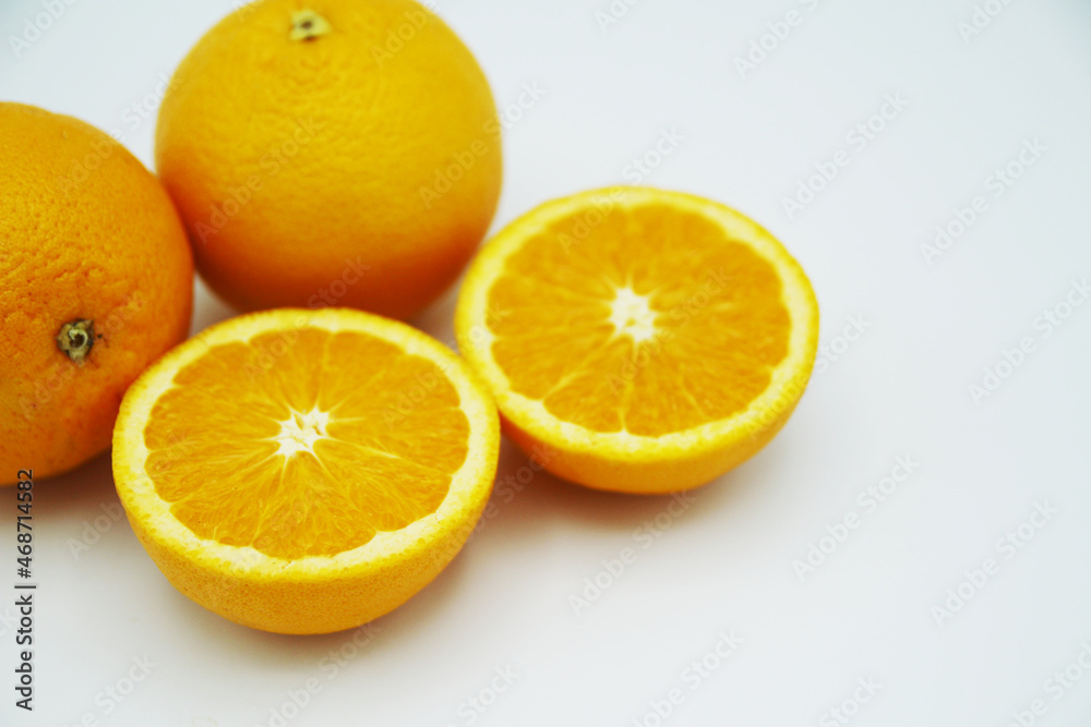 白い背景に置かれたオレンジ