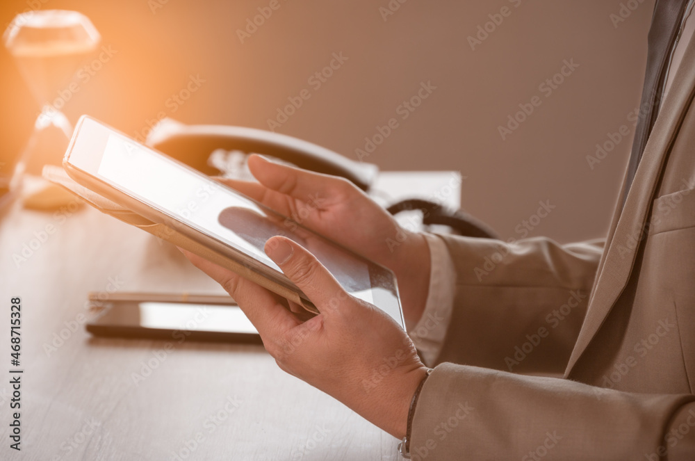 Obraz premium Businessman using digital tablet PC at workplace. Business apps concept, close up view.