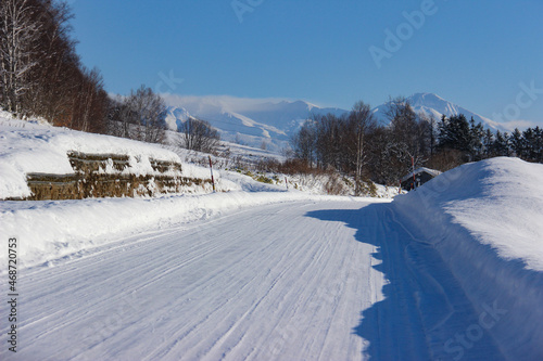 除雪された冬の道路 
