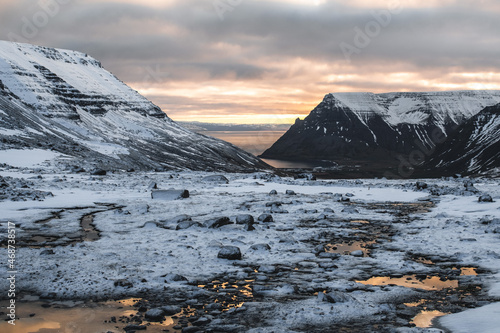 Haut plateau d'une montagne dans les Westfjords en Islande photo