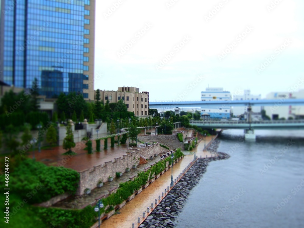 東京の川沿いの風景。雨模様。