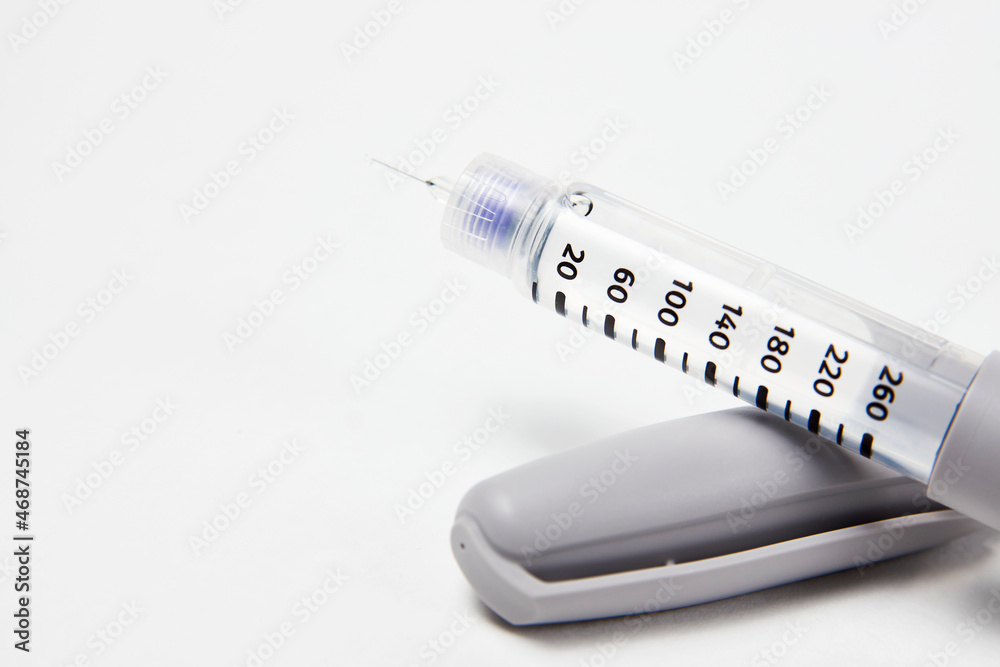 Obraz premium Insulin pen with insulin medicine on white background