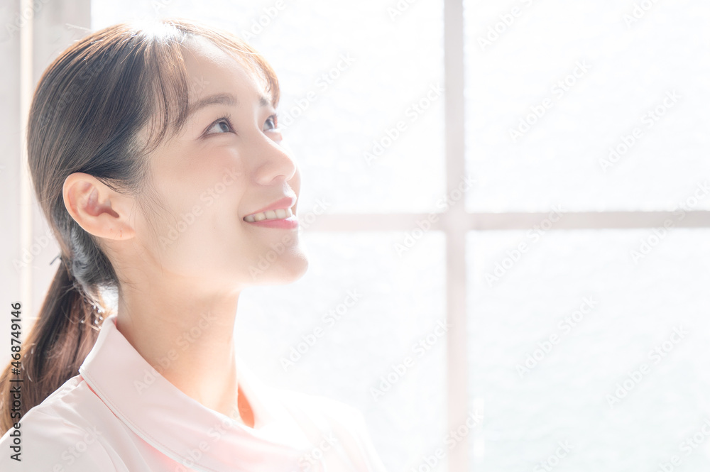看護師の転職イメージに使いやすい、美しいアジア人女性(日本人)の横顔 アップ 右向き コピースペースあり(左向きもあり) 看護師の転職イメージに使いやすい、美しいアジア人女性(日本人)の横顔 アップ 右向き コピースペースあり(左向きもあり)
