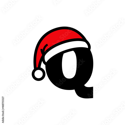 Logotipo con letra inicial Q con silueta lineal de sombrero de Papá Noel en color negro y rojo, para su uso en invitaciones y tarjetas de felicitación