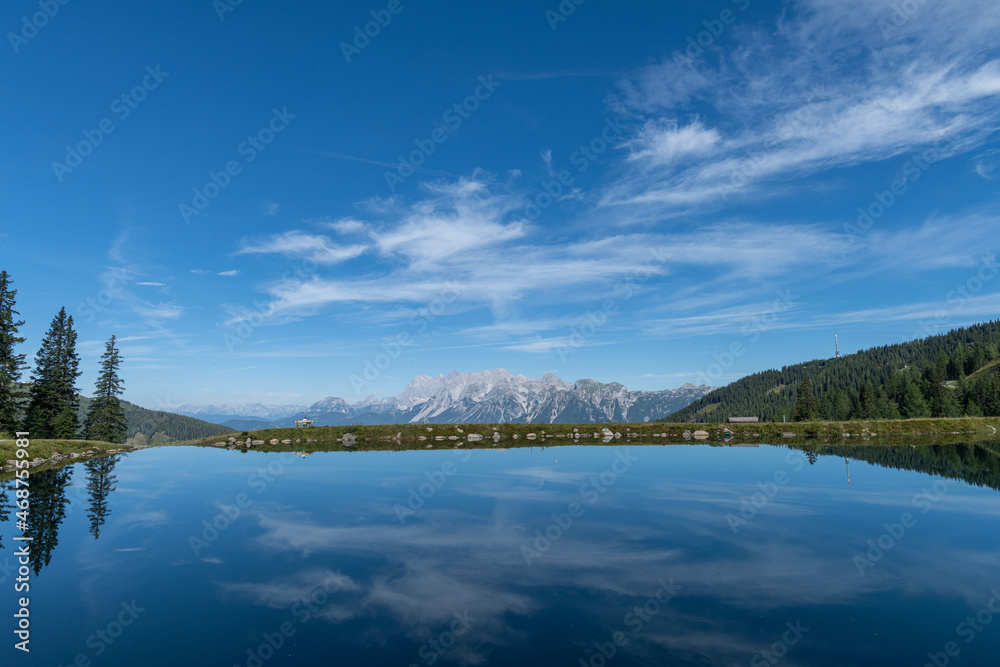 Obraz premium Spiegelung im Bergsee - Dachsteinmassiv