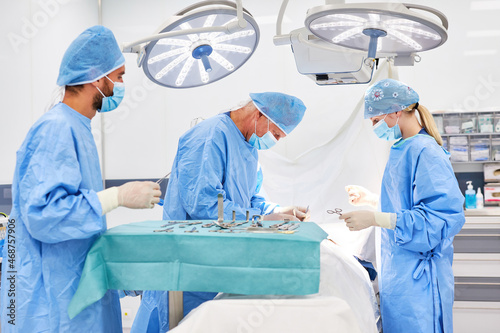 Gruppe von Chirurgen bei Operation an einem Patienten