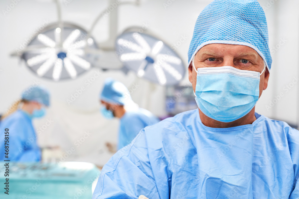 Oberarzt oder Chefarzt der Chirurgie mit Mundschutz Oberarzt oder Chefarzt der Chirurgie mit Mundschutz