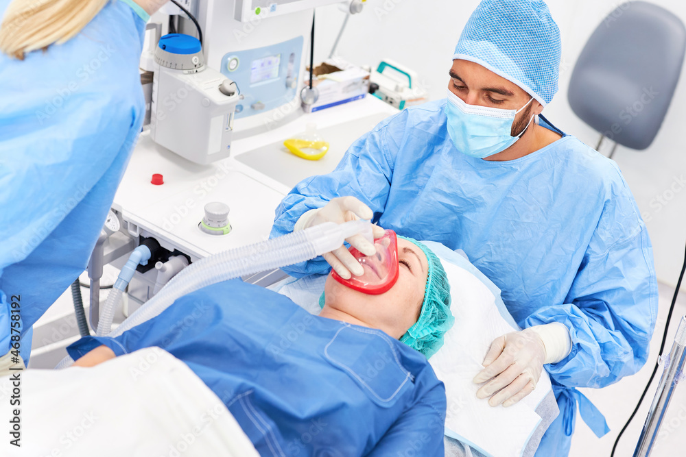 Anästhesist und Patient während Operation mit Vollnarkose - obrazy, fototapety, plakaty 