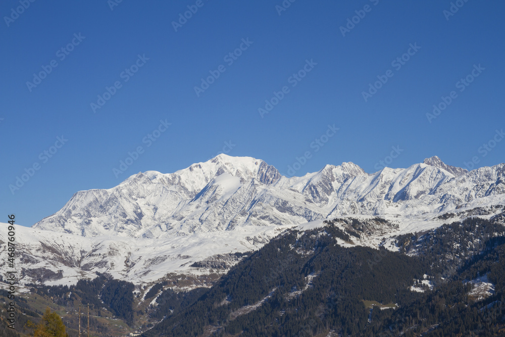 Le Massif du Mont-Blanc depuis la station de ski des Saisies Le Massif du Mont-Blanc depuis la station de ski des Saisies