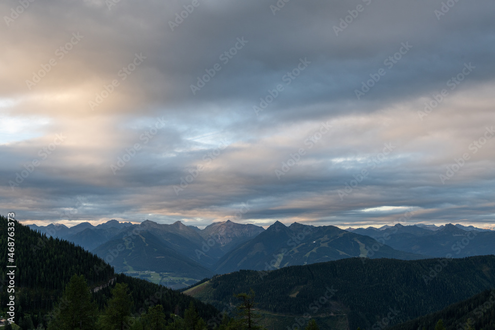 Alpenpenpanorama, schönes Bergmassiv