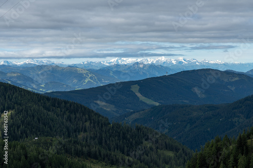 Alpenpenpanorama, schönes Bergmassiv