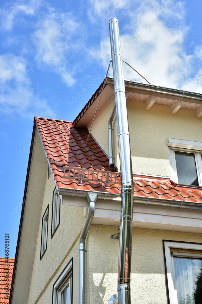 Schornstein, Außenkamin aus Edelstahl an der Fassade eines Wohnhauses  Stock-Foto | Adobe Stock