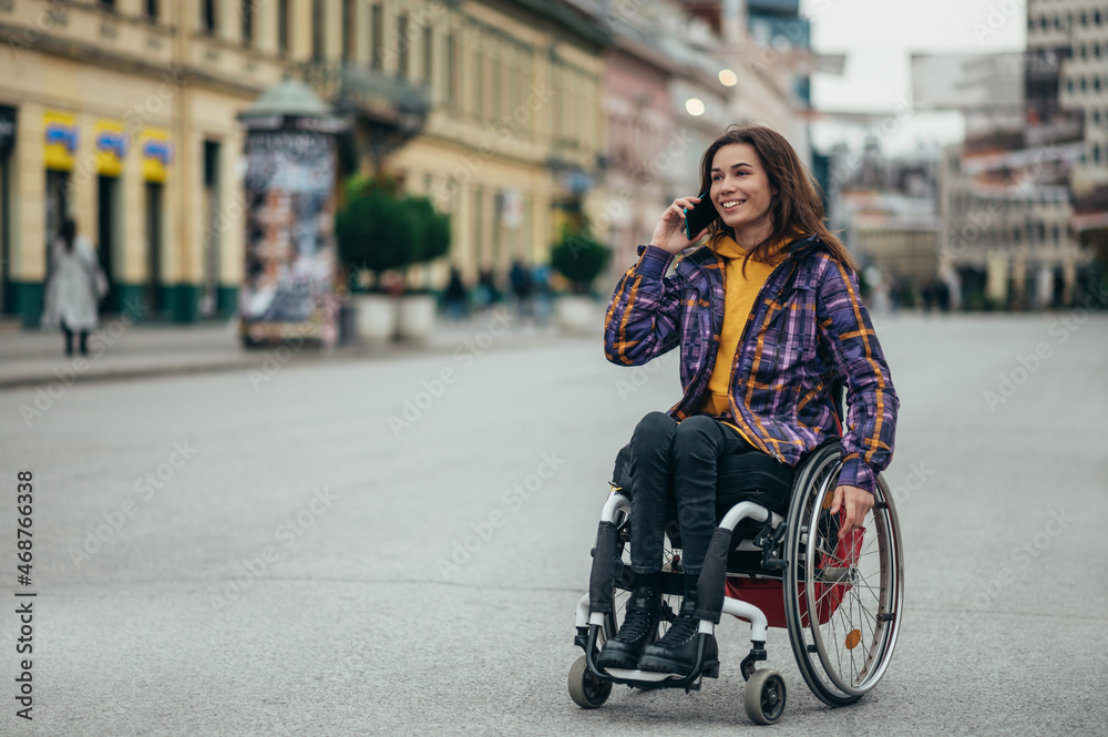 Obraz premium Woman with disability using a smartphone while out in the city