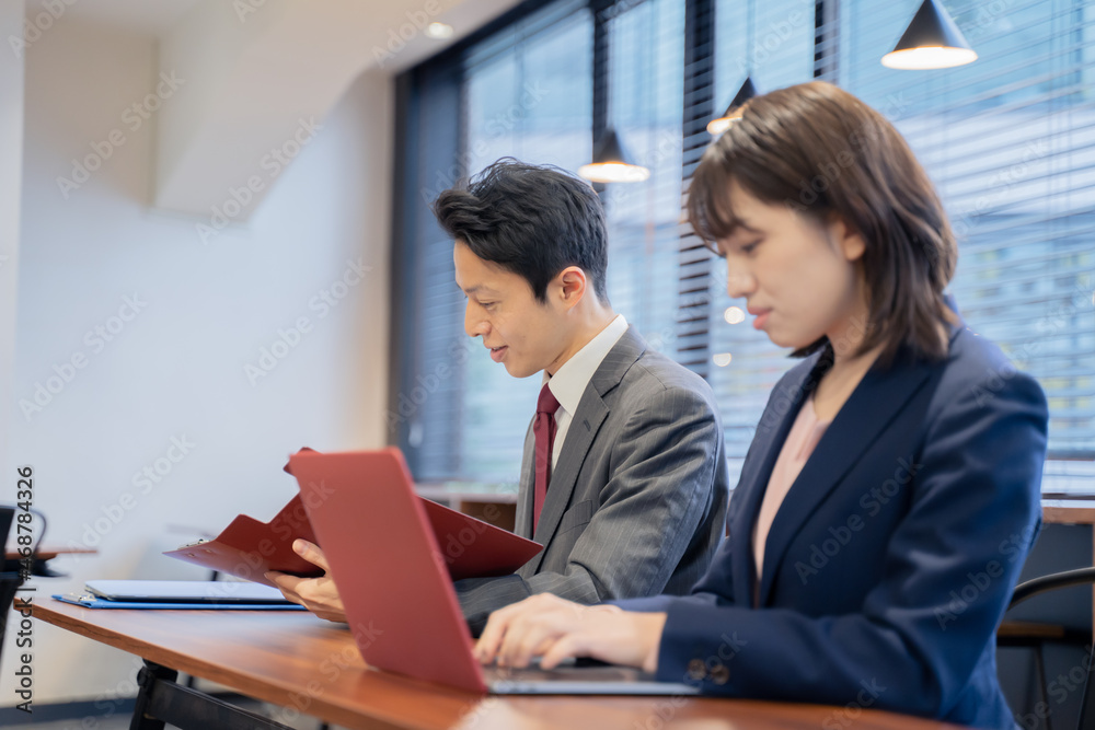 オフィスでの会社面接採用試験シーン オフィスでの会社面接採用試験シーン