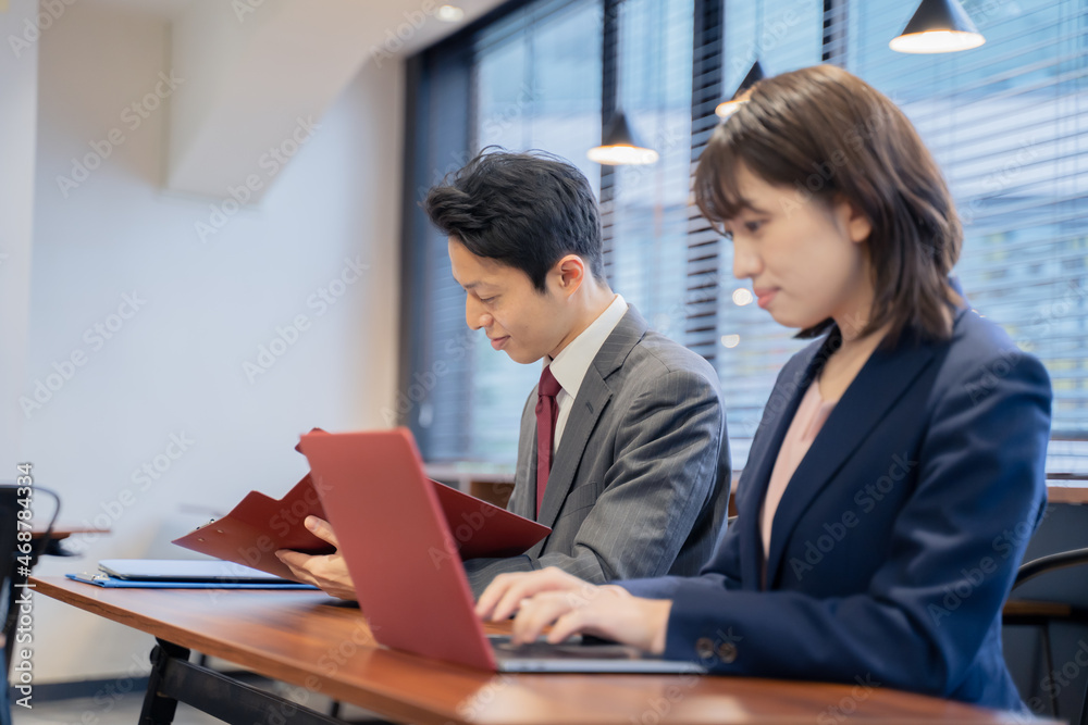 オフィスでの会社面接採用試験シーン オフィスでの会社面接採用試験シーン