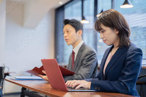 オフィスでの会社面接採用試験シーン