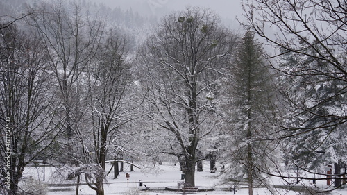 Zimowe i ośnieżone, krajobrazy gór w Beskidzie Śląskim