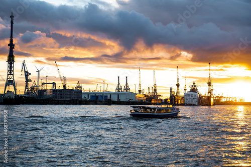 Hamburger Hafen im Sonnenuntergang photo