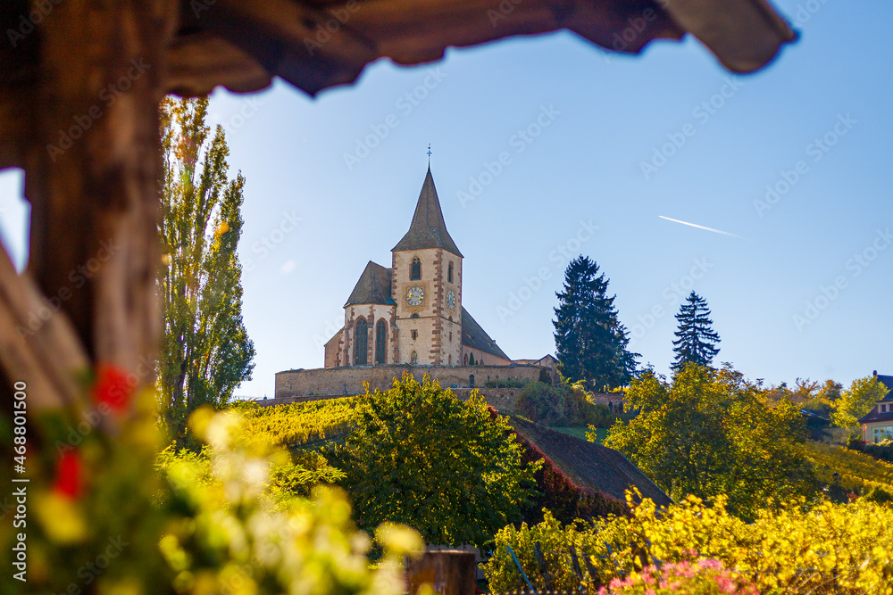 Église fortifié du village d'Hunawhir dans les vignes en Alsace pendant l'automne