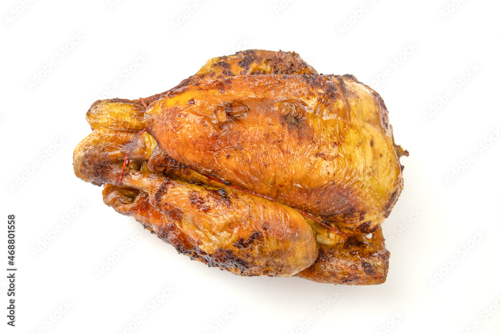 Vue rapprochée de délicieux poulet grillé entier isolé sur fond blanc Vue rapprochée de délicieux poulet grillé entier isolé sur fond blanc
