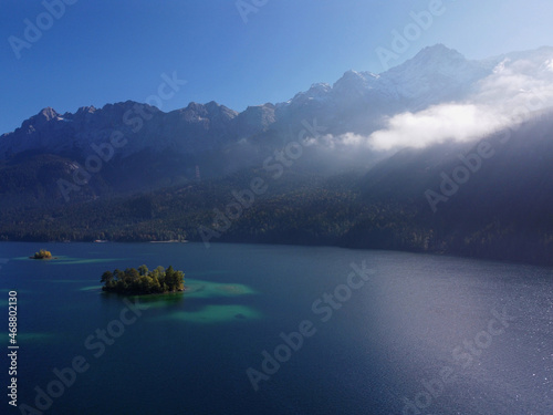 Garmisch, Deutschland: Die Zugspitze ragt hinter dem Eibsee auf