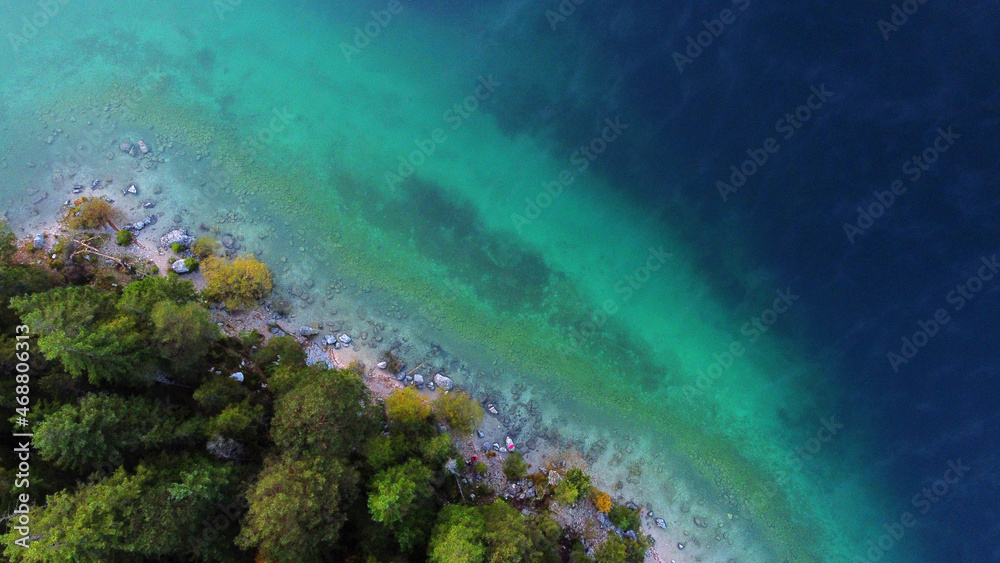 Fototapeta premium Garmisch, Deutschland: Ufer des Eibsees aus der Vogelperspektive