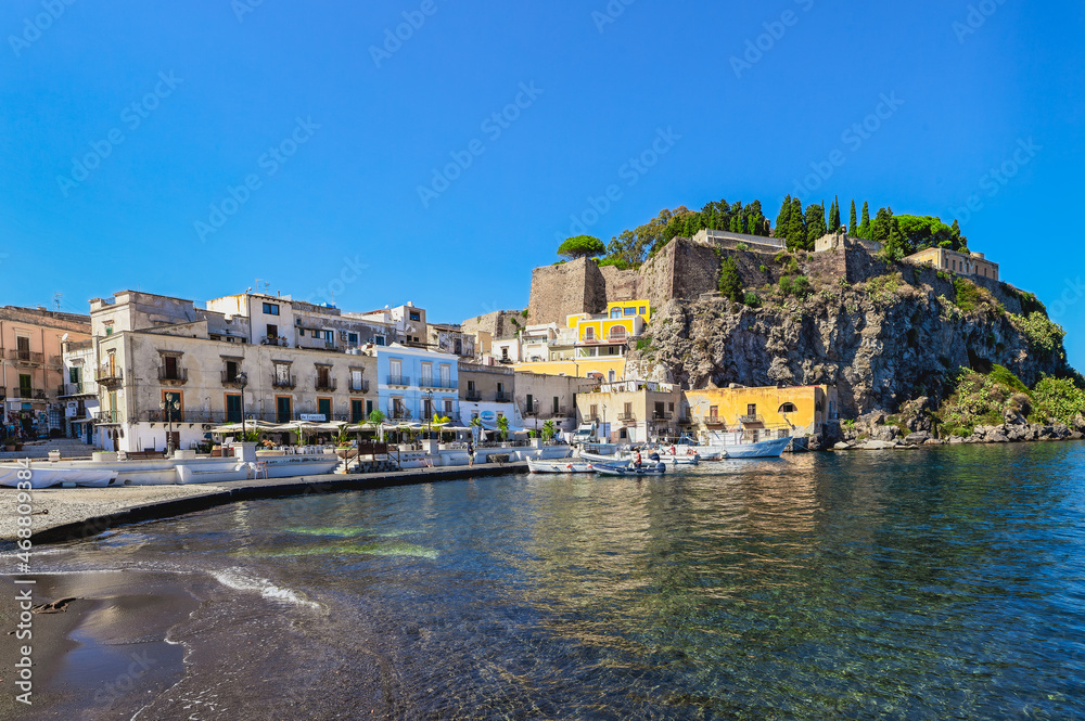 Lipari mit dem Hafen Marina Corta und der Burganlage aus dem 16. Jahrhundert mit der Kathedrale San Bartolomeo und der Chiesa delle Anime del Purgatorio in Sizilien in Italien