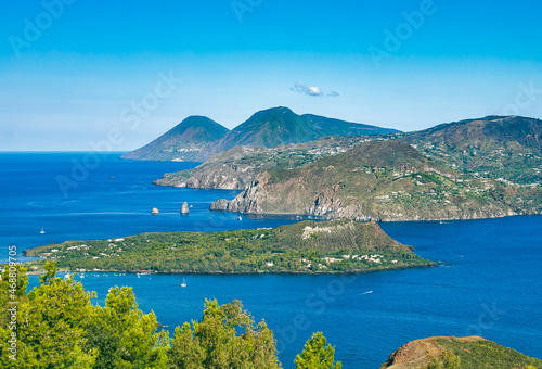 Blick vom Belvedere Capo Grillo auf Vulcano mit Vulcanello und den Inseln Lipari mit den Felsspitzen Faraglioni und Pietra Lunga sowie Salina in Sizilien in Italien