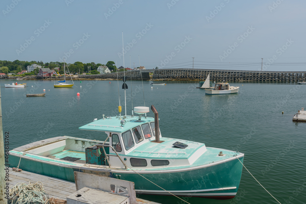 Fototapeta premium The Bailey to Orr Island cribstone style bridge is the only one of it's kind in the world connecting Bailey and Orr Island in Maine over Will's Gut inlet. It was built to accommodate the strong tides
