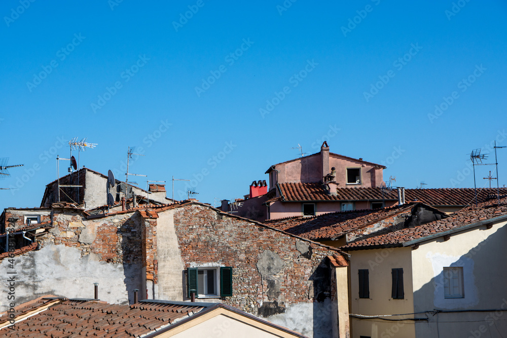 Blick auf Dächer der Altstadt von Lucca an einem sonnigen Tag