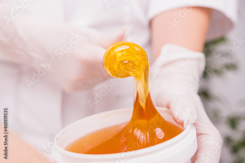 Foto Close up photo of a sugar paste for depilation hair removal procedure, the concept of depilation, epilation, waxing, sugaring